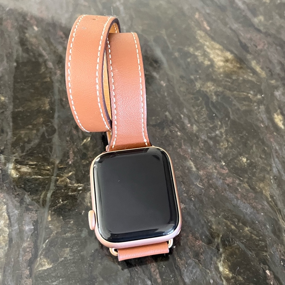 Apple iWatch 5 Series in Rose Gold with Leather Wrap Band